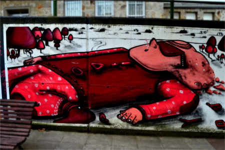 Fotografía de un mural artístico en la muralla de las casas de la marina en Narón