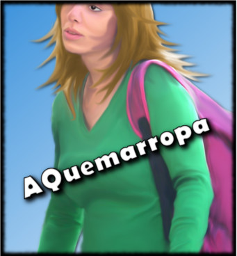 Alabama con una mochila rosa y un jersey verde. Tiene cara de cansada
