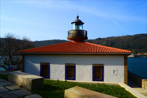 Faro de estilo rústico con teja portuguesa naranja. Fotografía tamaño 494x329