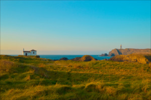 Foto del faro de Punta Frouxeira y la Capilla da Virxe do Porto