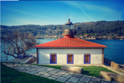 Fotografía pequeña del faro visto desde atrás