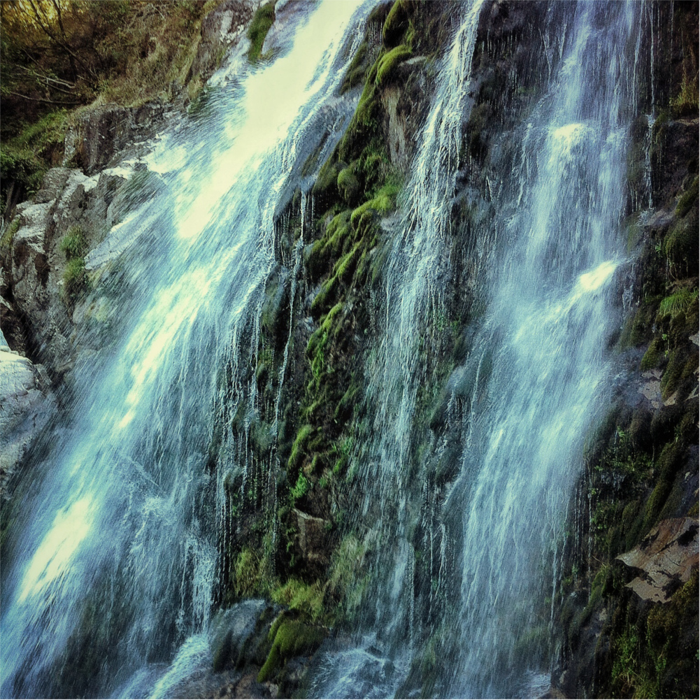 Fotografía de la caída de agua de la cascada del Río Belelle