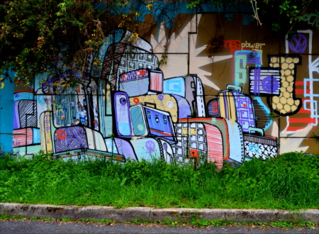 Grafiti de un montón de maletas