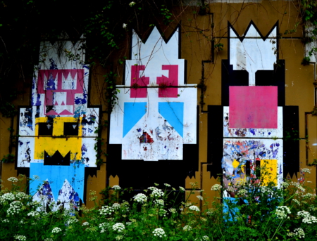 Graffiti entre unas flores