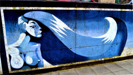 Obra de arte urbano de estilo surrealista