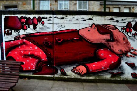 Fotografía de un mural artístico en la muralla de las casas de la marina en Narón