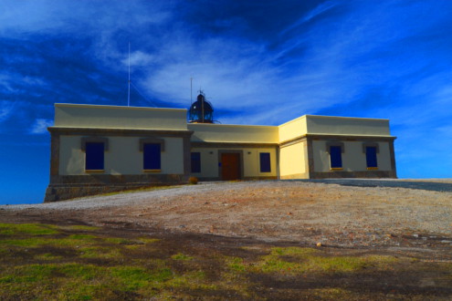 Fotografía de tamaño medio sobre la vista delantera del faro